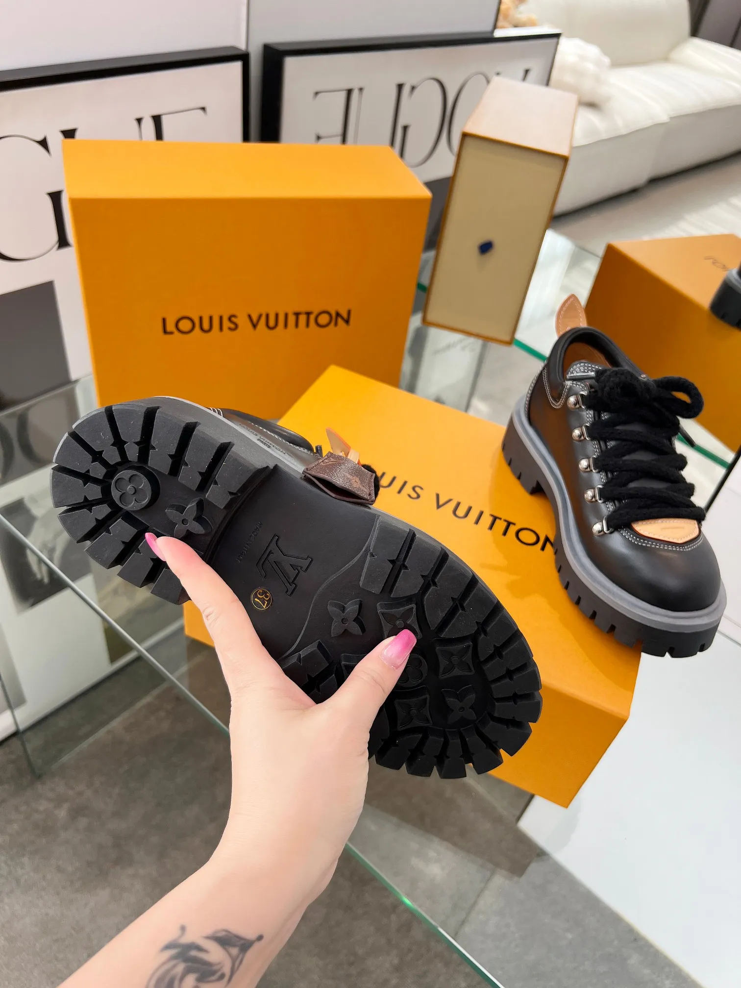 👟👟Ex-factory price 640👟👟 LV's new couple's thick-soled hiking shoes, your original custom-made large-soled shoe brand, giving the foot flexibility and freedom, a good pair of shoes to wear all summer. Fabric: First-layer imported calfskin, cowhide lining Size: 35-46 Welcome to send pictures to place orders